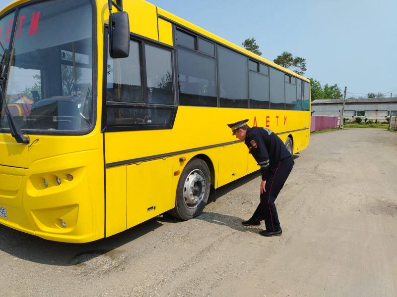  В Приморском крае Госавтоинспекция подвела итоги профилактического мероприятия «Школьный автобус» Сотрудники Госавтоинспекции УМВД России по Приморскому краю подвели итоги очередного профилактического мероприятия «Школьный автобус». Полицейские проверили транспорт и водителей, осуществляющих подвоз школьников из летних пришкольных лагерей к местам обучения. Всего в ходе рейдов проверено 47 транспортных средств, к административной ответственности привлечено 3 водителя и 1 должностное лицо: - по ч. 1 ст. 12.16 КоАП РФ – 3 несоблюдение требований, предписанных дорожными знаками или разметкой проезжей части дороги ; - по ч. 3 ст. 12.31.1 КоАП РФ – 1 должностное лицо осуществление перевозок пассажиров и багажа, грузов автомобильным транспортом и городским наземным электрическим транспортом с нарушением требований о проведении предрейсового контроля технического состояния транспортных средств . Безопасность общественного транспорта, осуществляющего перевозку детей, находится на особом контроле региональной Госавтоинспекции. Сотрудники ведомства напоминают: сообщения о происшествиях преступлениях, событиях, угрожающих личной или общественной безопасности, а также иных обстоятельствах, требующих проверки возможных признаков преступления или административного правонарушения круглосуточно принимаются и незамедлительно регистрируются в дежурных частях территориальных органов внутренних дел по телефону 02 со стационарных телефонов , или 102 с мобильных средств связи . Полиция Приморья