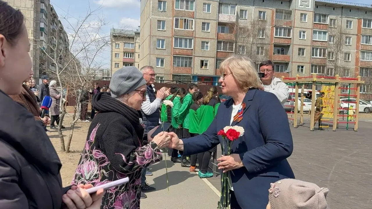 Марина Секержитская и Юрий Кон в Чите поздравили детей войны с наступающим Днём Победы В рамках традиционной предпраздничной акции Парад у дома ветерана министр образования региона Марина Секержитская и глава краевого парламента Юрий Кон побывали на выездном концерте во дворах многоэтажек в Ингодинском районе Читы где проживают женщины чьё детство пришлось на тяжёлые годы Великой Отечественной войны Акция Парад у дома ветерана это возможность отдать дань почтения уважения героическому подвигу тех кто воевал за Победу тогда и тех чьё детство пришлось на те страшные годы Очень важно чтобы наши дети росли с пониманием ценности мира уважением к подвигу старших поколений и чувством ответственности за будущее Забота о счастье детей наша главная задача и лучший вклад в это счастье быть сильными и едиными сказала Марина Секержитская Участие в концерте приняли воспитанники средней школы 11 и военно фронтовая бригада культурно досугового центра Мир Для читинцев они исполнили знакомые песни и представили танцевальные номера Среди зрителей были дети войны Надежда Полянская Зинаида Щербакова Анна Субботина и другие Надежда Полянская ветеран Забайкальской железной дороги Её отца призвали в армию в начале ВОВ саму Надю с мамой и старшей сестрой эвакуировали в маленькую деревню где семья ютилась в маленькой комнатке фабричного общежития Только спустя шесть лет в 1947 году семья вернулась в Читу Подписывайтесь TG VK MAX