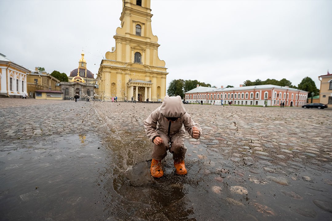 Петербургу грозит наводнение  В Петербурге объявили об угрозе наводнения. По словам главного синоптика города Александра Колесова, погода в Северной столице внезапно переменилась, и вместо теплой воздушной массы пришла непогода.  Сегодня 16 ноября, в районе 22-24 часов для города есть угроза наводнения. По классификации это будет ветровое наводнение. Чуть раньше, сегодня вечером порывы юго-западного, западного ветра до 25 м/с ожидаются и на акватории восточной части Финского залива. Атмосферные процессы над Балтикой складываются так, что сильнейший ветер юго-западного, западного направления пройдет в течение сегодняшнего дня через Финский залив. Вечером он достигнет и нашей территории и нагонит воду с залива к Санкт-Петербургу, — сообщил Колесов.  Обещают, что угроза наводнения пройдет к утру 17 ноября.  Вывод: в эти выходные из дома – ни ногой!   : СПб