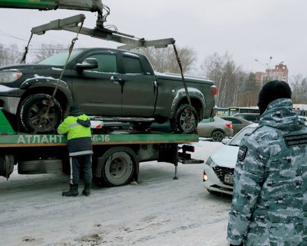 Приставы арестовали на парковках Перми принадлежащие должникам машины Сотрудники ГУ ФССП по Пермскому краю провели рейды по парковкам возле торговых и административных центров для выявления автомобилей, принадлежащих должникам по исполнительным производствам. Об этом сообщает пресс-служба ведомства. Вчера рейды прошли в Индустриальном, Дзержинском, Свердловском и Орджоникидзевском районах Перми.