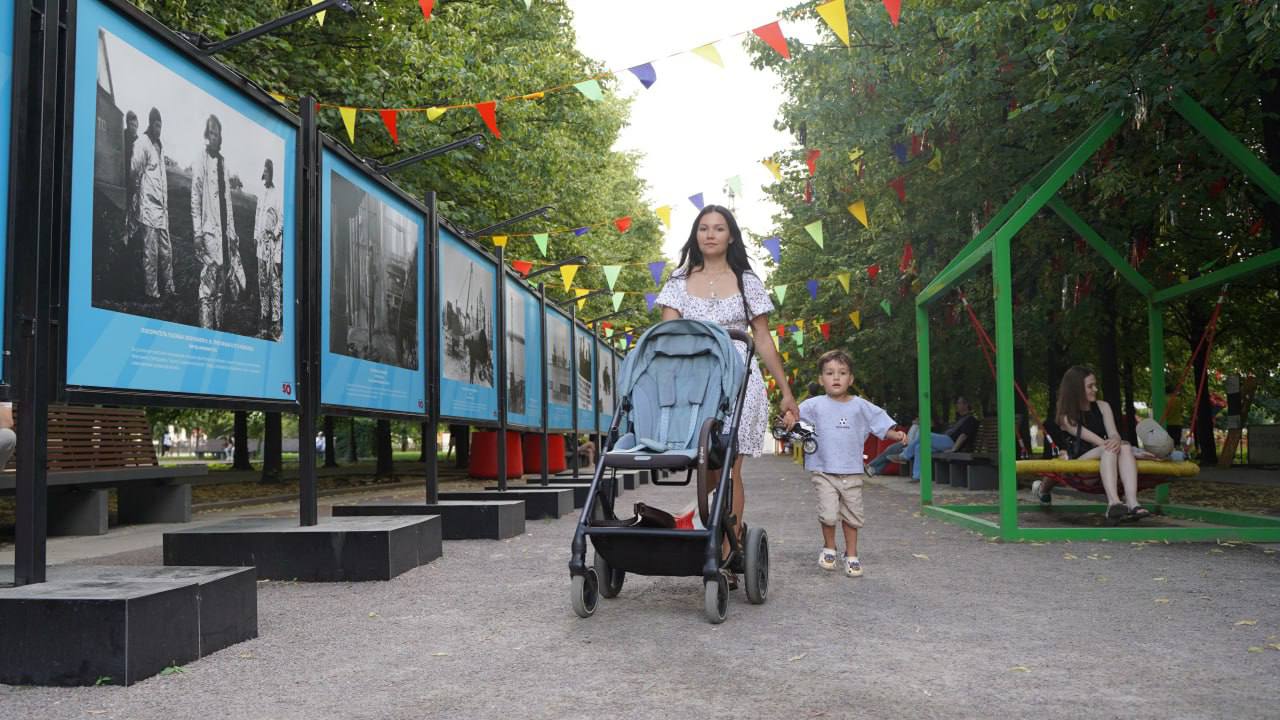 В Москве открылась уличная фотовыставка к 50-летию Нового Уренгоя Она объединила в себе 32 снимка – это кадры ключевых ямальских нефтегазовых месторождений, портреты первопроходцев и значимых объектов промышленности. Это первое мероприятие в рамках уникального выставочного проекта «Знакомьтесь: Новый Уренгой», посвященного полувековому юбилею газовой столицы. Всего проект, стартовавший в российской столице, состоит из трех этапов. На Цветном бульваре выставка продлится до 24 августа. Второй раздел откроется на Арбате 1 августа. В течение месяца он перенесет зрителей в мир уникальной природы Ямала – это кадры тундры, растений, животных и северного сияния. С 16 августа и до середины сентября на Страстном бульваре можно будет увидеть кадры современного Нового Уренгоя. Фотовыставка является частью мероприятий «Дни Ямала в Москве». #Юбилей_для_людей