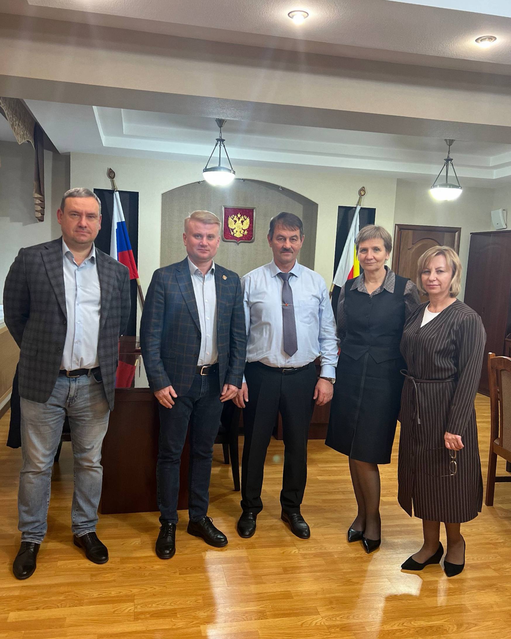 Сегодня работаю в городе Новочеркасск Ростовской области где провёл рабочую встречу с руководителем Российского научно исследовательского института проблем мелиорации Романом Масным Подробно ознакомился с деятельностью института какие исследования ведутся какие технологии применяются и самое главное каких результатов достигают специалисты в области восстановления и развития мелиоративных систем Для Донецкой Народной Республики это направление является одним из ключевых и стратегических Наш регион традиционно сталкивается с ограниченностью водных ресурсов и высокой засушливостью что напрямую влияет на эффективность сельхозпроизводства Поэтому развитие мелиорации это не просто отраслевой вопрос а основа продовольственной безопасности и устойчивости аграрного сектора В рамках встречи обсудили возможные форматы сотрудничества между институтом и профильными структурами ДНР Достигнута договорённость о проведении предпроектных проработок которые станут базой для восстановления и последующего развития мелиоративного комплекса Республики Результаты этой рабочей поездки и конкретные предложения по дальнейшему взаимодействию в ближайшее время представлю Главе ДНР Денису Владимировичу Пушилину