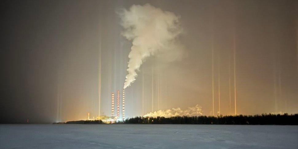 Белорусы заметили в небе странное свечение вот что это было Ночью над Новолукомлем и Лунинцем наблюдали загадочное свечение Сначала его приняли за северное сияние но на самом деле это световые столбы возникшие из за мелкого снега преломляющего свет от Луны и фонарей Для появления эффекта нужны мелкий падающий снег безветренная погода источник света и температура ниже 10 C Толщина и цвет столбов зависят от источника включая городские огни Такие явления в Беларуси уже отмечались раньше