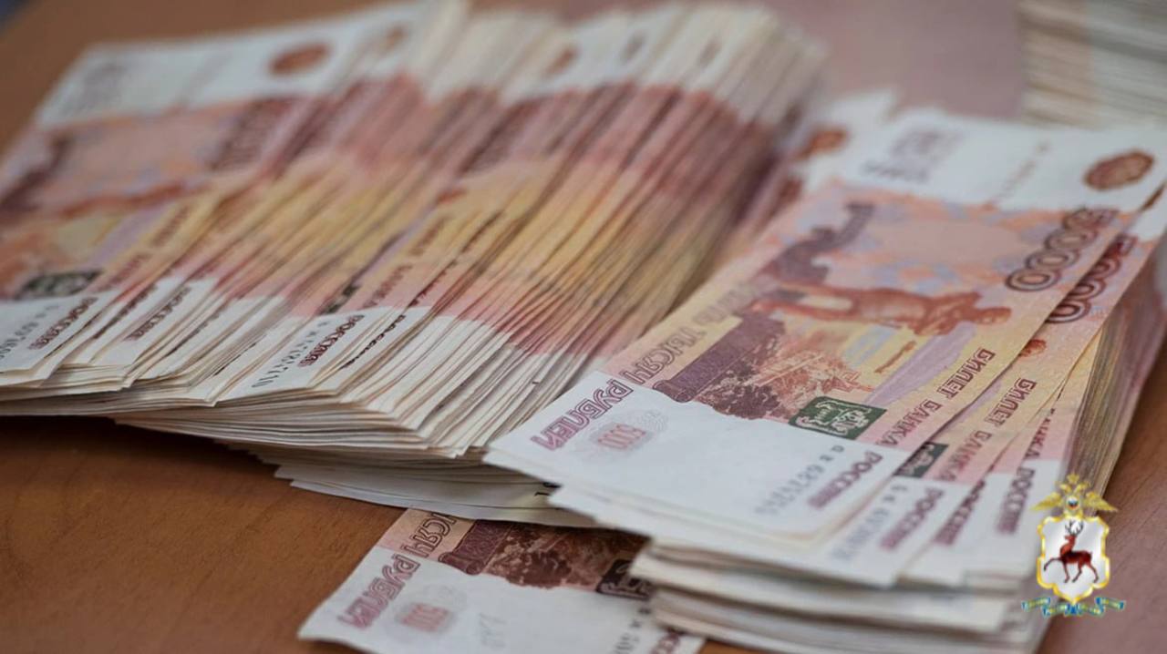 95 миллионов рублей украла 24-летняя сотрудница банка у 62-летней женщины из Семенова. По предварительной информации, девушка сменила номер телефона, привязанный к личному кабинету потерпевшей, и перевела деньги на другой банковский счет. Сейчас счет арестовали и завели уголовное дело по статье о краже. Злоумышленницу разыскивают. Подпишись \ Предложи новость