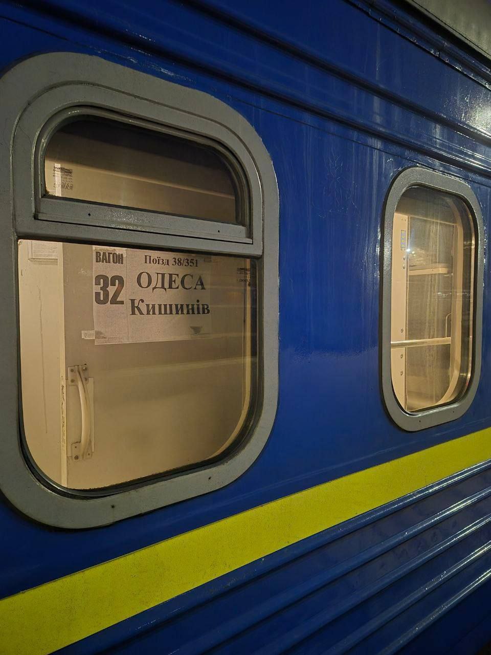 Как сообщают в Укрзалізниці Железная дорога Украины впервые с 2022 года возобновлено железнодорожное сообщение между Одессой и Кишинёвом запущен поезд по маршруту Одесса Кишинёв Спрос оказался очень высоким 60 билетов раскупили всего за первые 3 часа после открытия продаж Текущая заполняемость рейсов 61 из Одессы 93 из Киева А продажа билетов из Одессы уже открыта на ежедневной основе