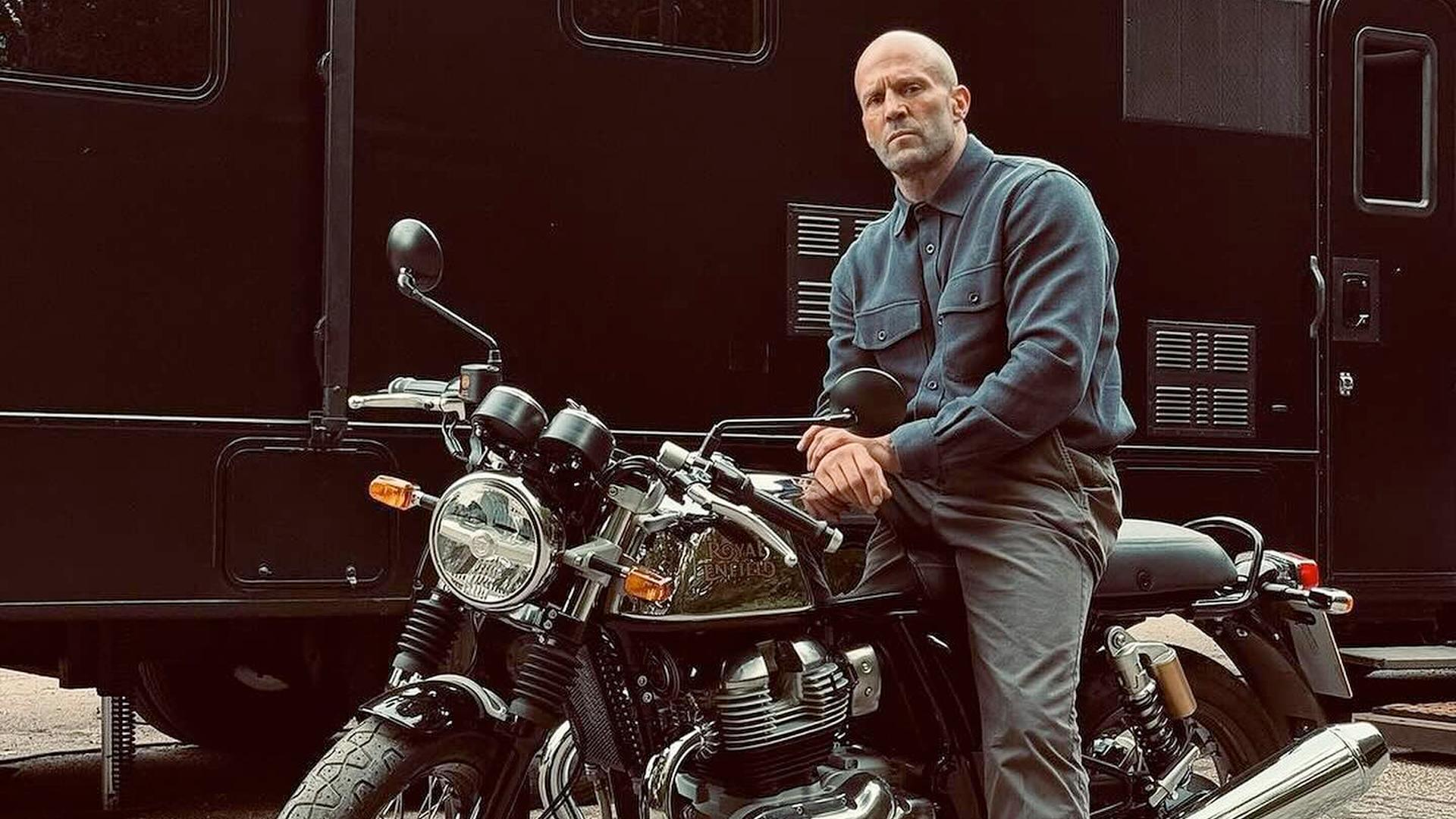 Идеального фильма со Стэйтемом не существу Джейсон Стэйтем сыграет самого себя в фильме с говорящим названием Джейсон Стэйтем украл мой байк Постановкой экшен комедии занимается Дэвид Литч ранее снявший Быстрее пули Дэдпул 2 и Форсаж Хоббс и Шоу Съёмки должны стартовать уже в мае rozetked me news 44397