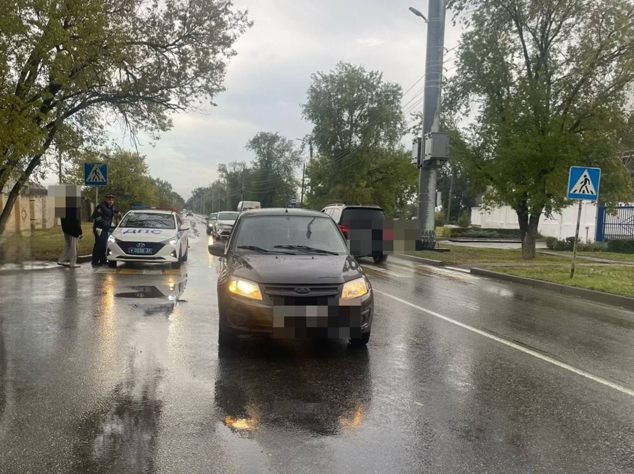 В Невинномысске водитель совершил наезд на пожилого пешехода   ‍ По предварительным данным, 8 октября примерно в 6 часов 40 минут, двигаясь на одной из улиц города Невинномысска, водитель легкового автомобиля Лада Гранта допустил наезд на пешехода, переходящего проезжую часть по нерегулируемому пешеходному переходу.    В результате ДТП, пешеход, 61-летняя местная жительница, с травмами госпитализирована в больницу города Невинномысска.    Водитель, 49-летний житель хутора Калиновский, имеет водительский стаж составляет 4 года. В момент автоаварии был трезв.   По факту ДТП проводится проверка. Детальные обстоятельства устанавливаются.