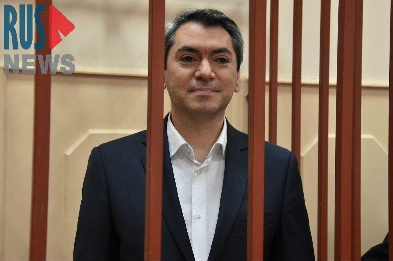 Прокуратура требует приговорить Григория Мельконьянца к 6 годам колонии В Басманном суде Москвы проходит заседание по делу Григория Мельконьянца, сопредседателя движения «Голос» . Прокурор Екатерина Фролова запросила для него 6 лет лишения свободы. На прениях по делу присутствуют около 30 человек, включая представительницу посольства США. Григория Мельконьянца обвиняют в участии в деятельности «нежелательной» организации ENEMO . Он свою вину не признаёт. Адвокаты указывают, что все изъятые материалы относятся к периоду до 2015 года — задолго до признания ENEMO «нежелательной» в РФ. После этого «Голос» прекратил сотрудничество с сетью. — Признаны властями РФ иноагентами. — Признана властями РФ нежелательной организацией. Подписаться Помочь RusNews