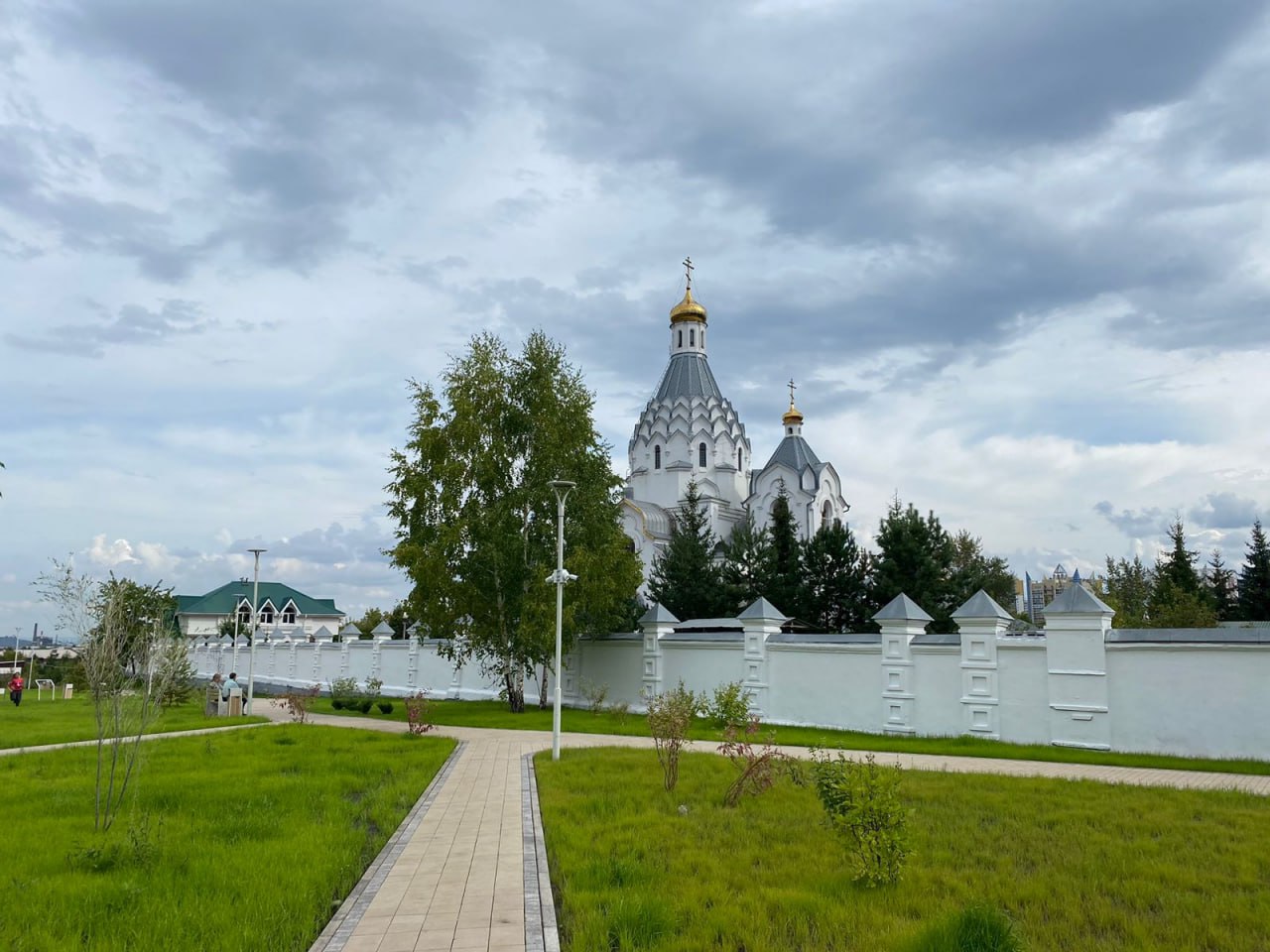 В Красноярске в этом сезоне появились новые общественные пространства. Сейчас идет приемка работ  Сегодня выездная комиссия совместно с жителями, маломобильными красноярцами и депутатами горсовета проверили, как преобразились некоторые территории.   Так, на пересечении улиц Мирошниченко и Словцова обустроили сквер «Михайловский». Там появились пешеходные тропинки, детские площадки, скамейки, дог-боксы для прогулок с домашними животными, новые кустарники.   На набережной реки Бугач установили тренажёры, детские уголки, пространства для спокойного и активного отдыха, освещение и видеонаблюдение, места для спуска к воде.  Благоустройство велось в рамках федеральной программы «Формирование комфортной городской среды» нацпроекта «Жильё и городская среда», инициированного президентом России.  Фото: мэрия Красноярска