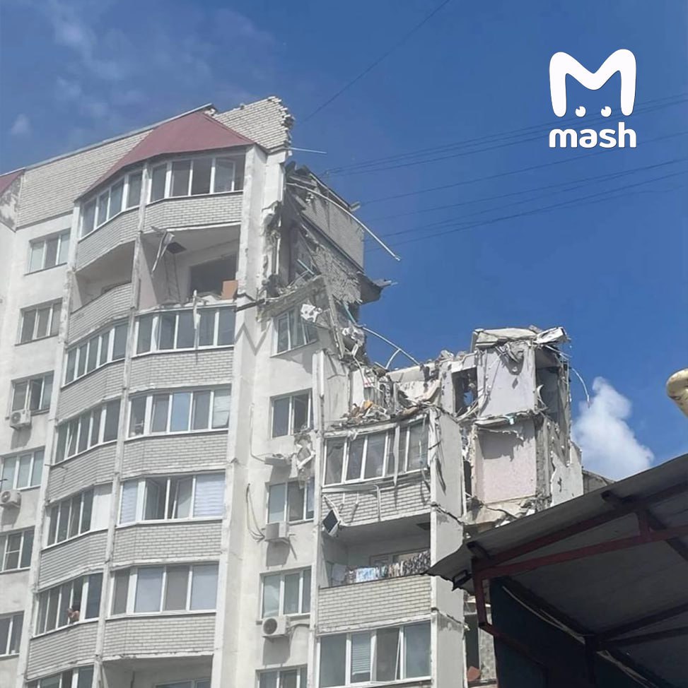 Три человека погибли из-за взрыва газа в многоэтажке в Саратове. Одна из жертв — женщина — скончалась в больнице. Пострадал соседний дом, повреждены десятки автомобилей. На месте много машин скорой помощи.