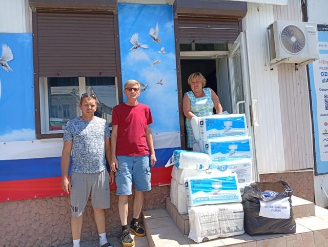 Волонтеры из Краснодарского края доставили гуманитарную помощь в Херсонскую область  Команда Белоглинского района доставила в штаб общественной организации "Союз матерей Херсонской области" собранную жителями Белоглинского района гуманитарную помощь.  Неравнодушные кубанцы собрали одиннадцать именных подарков для детей из с. Новомихайловка, в каждом подарке сладости и игрушки — для каждого ребенка индивидуальная.   Для жителей региона передали продукты питания и средства личной гигиены. По запросу морского колледжа передали белые, синие и красные футболки по 20 штук.  Руководитель "Союза матерей Херсонской области" Шамрай Алина Сергеевна выразила большую благодарность жителям района за оказанную помощь.  #Помощь