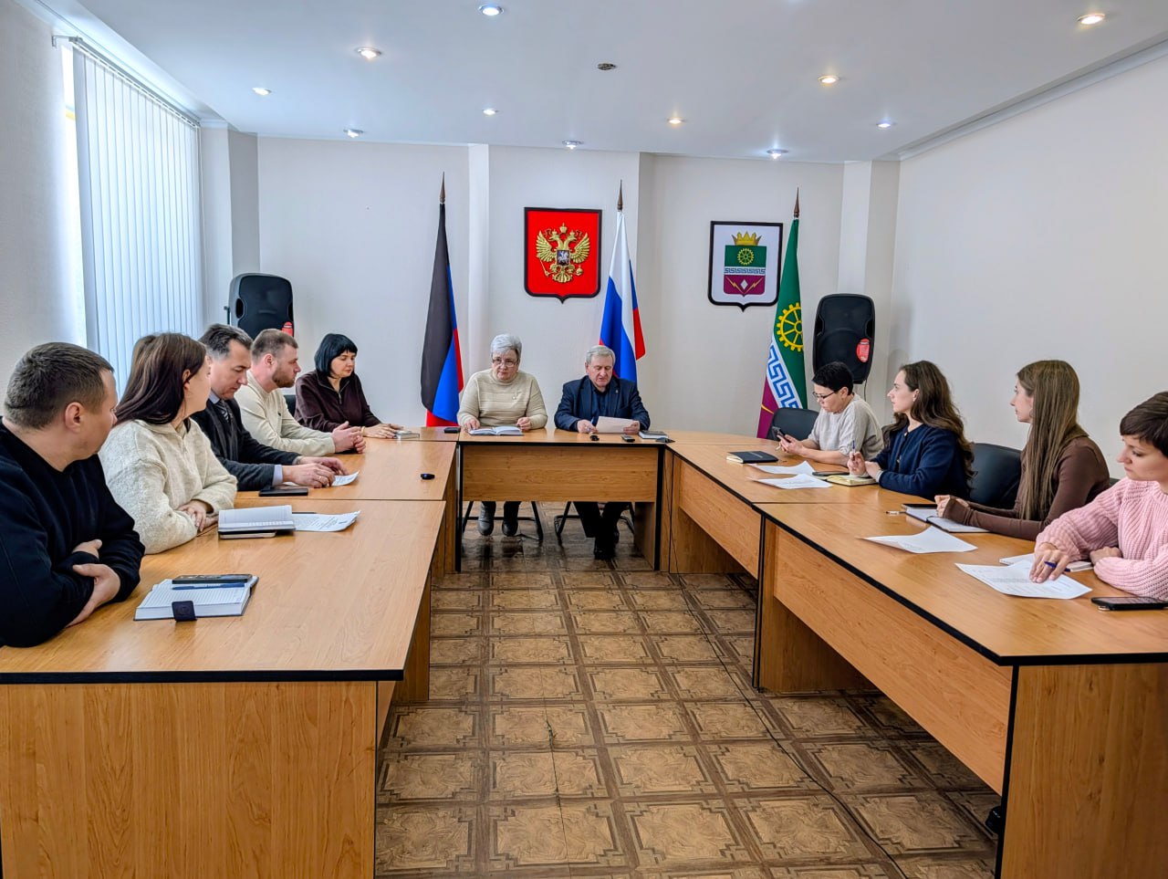 В Старобешевском округе состоялось очередное заседание межведомственного штаба по вопросам охраны здоровья По поручению Главы Донецкой Народной Республики Дениса Пушилина в Старобешевском округе продолжает работу межведомственный штаб по вопросам охраны здоровья В состав штаба вошли Глава муниципального образования Старобешевский муниципальный округ Николай Михайлов руководители учреждений здравоохранения представители Администрации Старобешевского округа депутат Народного Совета Донецкой Народной Республики Павел Минаков и Старобешевского муниципального совета Донецкой Народной Республики Алексей Салиев На повестке дня обсуждали следующие вопросы   О проделанной работе за прошедшую неделю в сфере эффективного функционирования системы охраны здоровья граждан на территории муниципального образования Старобешевский муниципальный округ Донецкой Народной Республики   О наличии очередности в регистратурах амбулаторно поликлинической службы медицинских учреждений