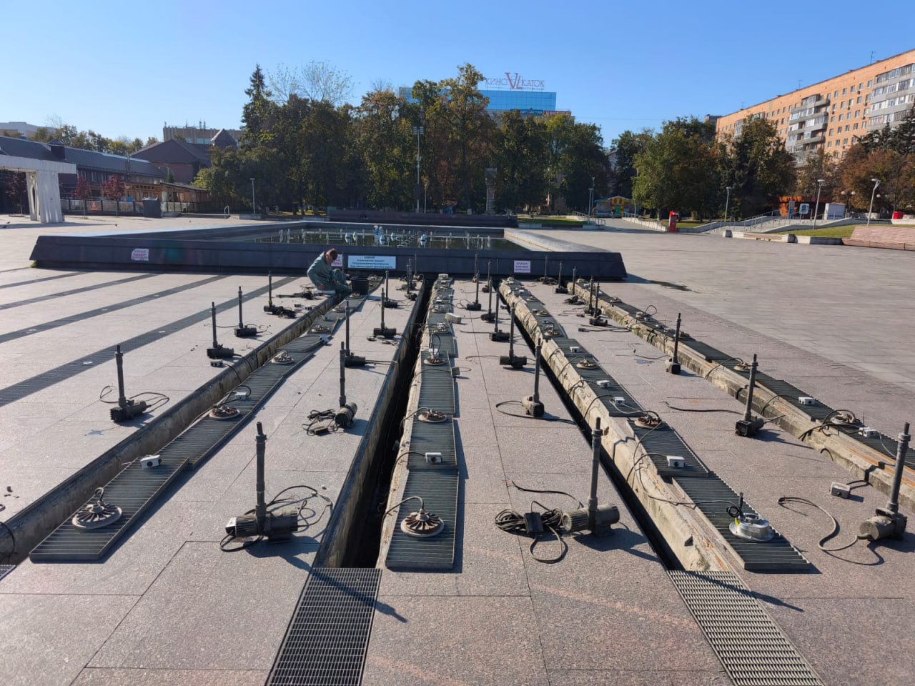 Фонтан на улице Московской начали готовить к зиме С1  5   сентября стартовал комплекс мероприятий по консервации сооружения Данные меры необходимы для защиты конструкции от холода и неблагоприятных погодных условий Работы осуществляет МБУ Пензавтодор В настоящее время ведется демонтаж насосов на пешеходной части Затем сотрудникам учреждения предстоит промыть чашу фонтана снять пенные форсунки предназначенные для создания водных потоков После этого каркас будет обшит деревянным коробом и закрыт укрывным материалом Помимо чаши к зиме подготовят и подземную часть фонтанного комплекса проведут профилактику оборудования Завершить консервацию объекта планируется в течение месяца