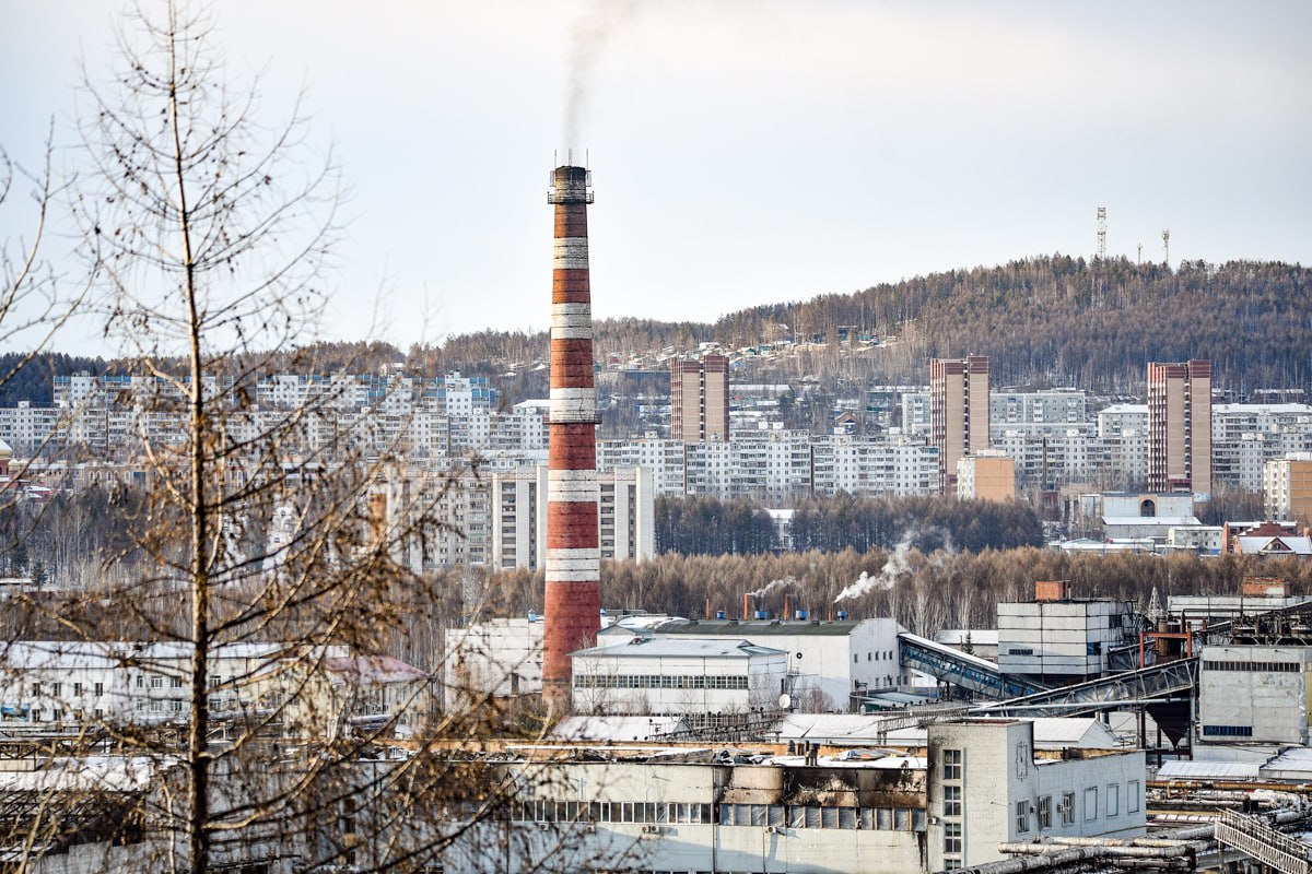 В ближайшие два года в Тынде начнут строить газовую котельную вместо угольной Проектные работы для новой котельной планируют завершить к 1 апреля 2026 года Она заменит изношенную угольную фабрику тепла которая была возведена в 1978 году Готовность проектной документации оценивается в 70 процентов а само строительство запланировано на 2026 2027 годы ampravda