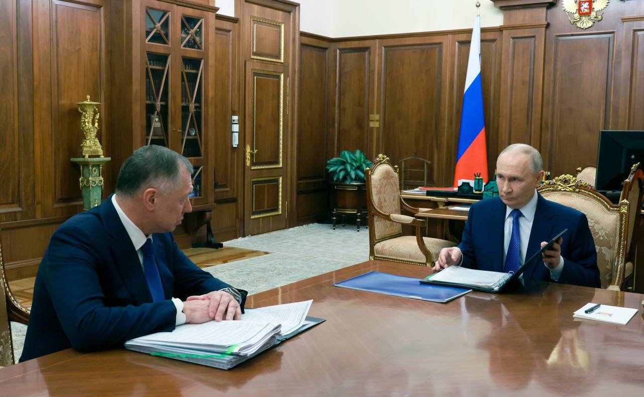 Путин обсудил с Маратом Хуснуллиным итоги 2025 года в строительной сфере Главное Выполнены все показатели по вводу недвижимости объем ввода жилой и нежилой недвижимости сопоставим с 2024 годом Все планы по развитию дорожного полотна перевыполнены За пять лет смертность на дорогах снизилась почти на 25 несмотря на увеличение количества автомобилей на 11 увеличение грузов на дорогах на 25 и повышение автомобильного туризм Поставлена задача до 2030 года снизить смертность на дорогах ещё в полтора раза Программа в новых регионах РФ выполнена на 99 5 по финансированию