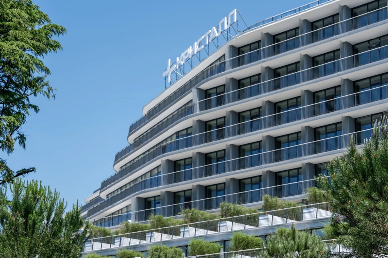 Вениамин Кондратьев В 2025 году в Краснодарском крае открыли 39 новых отелей и гостиниц На краевом совещании по итогам работы исполнительных органов власти обсудили развитие туристической отрасли в регионе Серьезным вызовом для курортной отрасли стала чрезвычайная ситуация из за разлива мазута закрытие пляжей в Анапе и Темрюкском районе Чтобы сохранить отели гостиницы и здравницы приняли ряд федеральных региональных и муниципальных мер поддержки на общую сумму более 2 миллиардов рублей Несмотря на все сложности мы доказали что Краснодарский край ценят не только за пляжи но и за высокий уровень сервиса и разнообразие отдыха В результате в 2025 году регион посетили 17 4 миллиона гостей мы открыли 39 новых отелей и гостиниц сказал Вениамин Кондратьев Читайте нас в MAX