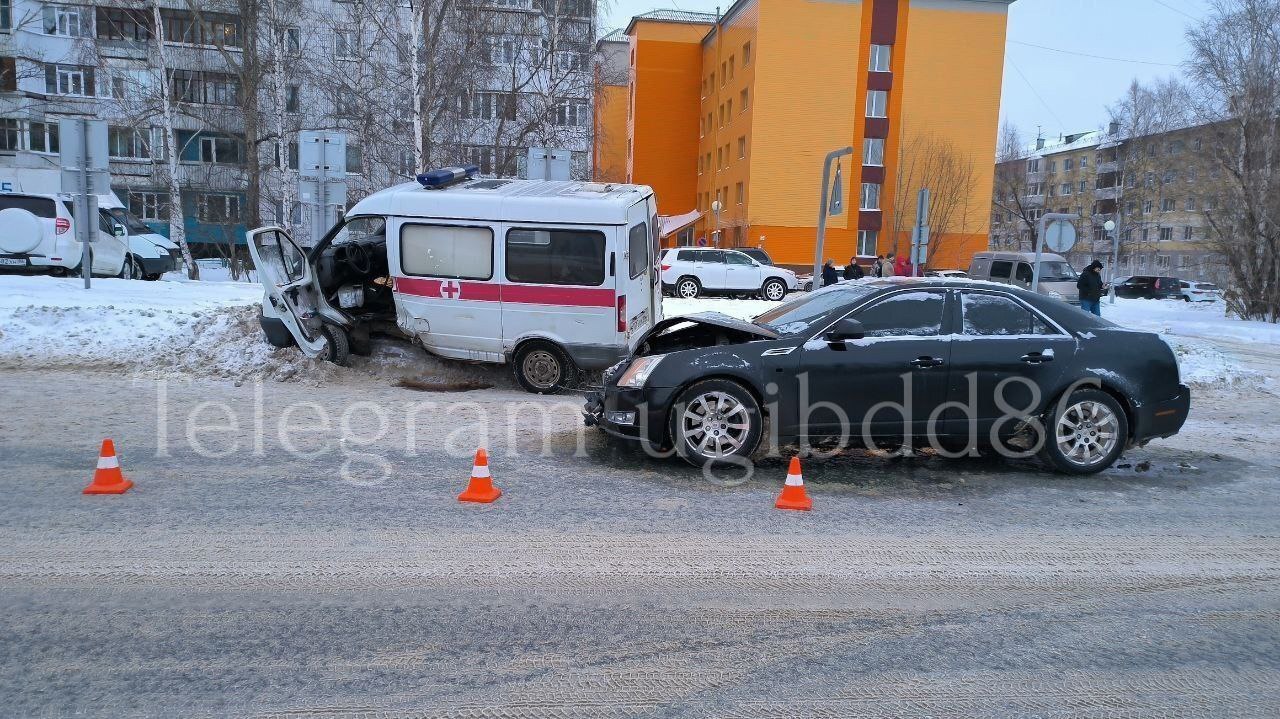 В Нижневартовске произошла авария с участием скорой помощи и иномарки. 15 января в 13:28 на Комсомольском бульваре 66-летний водитель «Соболя» не уступил дорогу и столкнулся с Cadillac. В результате пострадали оба водителя и пассажир иномарки.