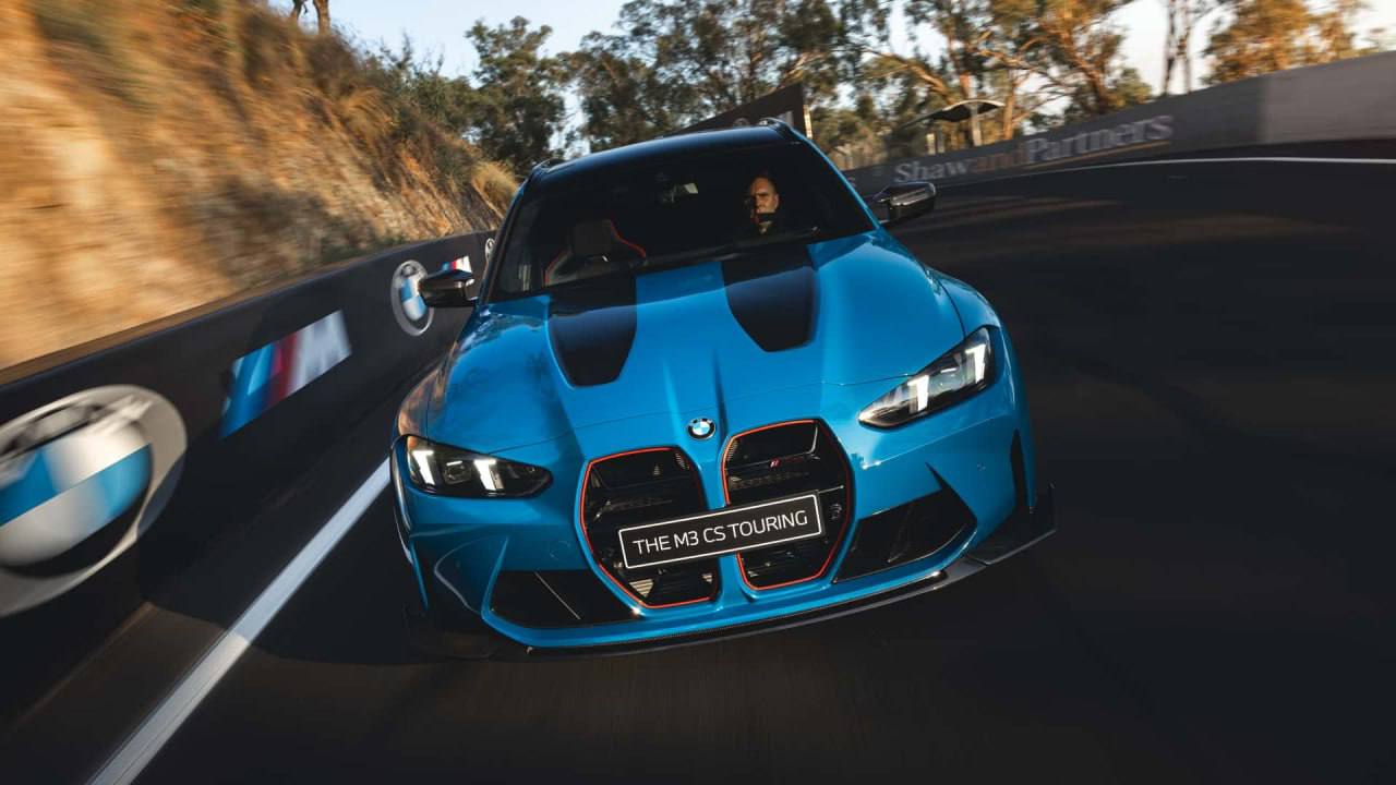 BMW представила спортивный универсал M3 CS Touring с разгоном до «сотни» за 3.5 сек.  У авто 543-сильный движок и полный привод, а максимум он разгоняется до 300 км/ч. Цена — от 15.6 млн рублей  €152 900 .