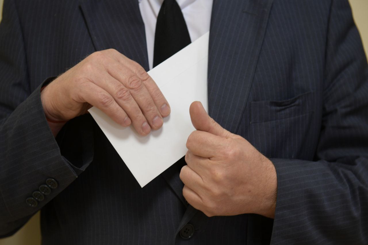 Семь сотрудников оренбургского управления Росреестра подозревают в коррупции По предварительным данным следствия с 2018 по 2025 год они получали взятки от физлиц и риэлторов Взамен незаконно предоставляли информацию об объектах недвижимости и обеспечивали быструю и беспрепятственную госрегистрацию прав и сделок с ними Следователи провели обыски и изъяли документацию Всей семерке избрали меры пресечения