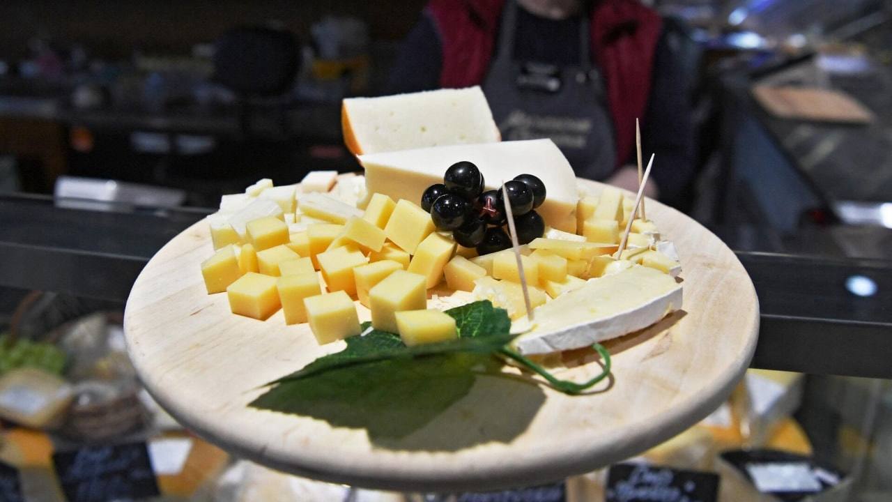 Молочные реки и сырная долина необычные турмаршруты разрабатывают в пригороде Хабаровска Хабаровский район планирует к 2030 году стать одним из краевых центров агротуризма Способствовать притоку гостей будет открытие погранперехода на Большом Уссурийском Местные власти уже начали придумывать маршруты и активности которые смогут заинтересовать в том числе и иностранцев Среди вариантов развлечений и досуга участие в доении коз сбор урожая уход за пчелами зимняя рыбалка катание на упряжках и многое другое Прочитать статью полностью Подписаться на DVHAB   Написать в DVHAB