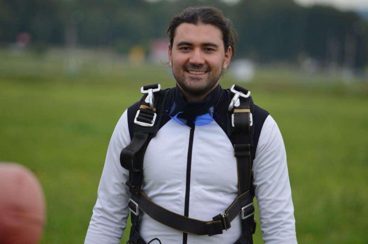 Рязанского журналиста отправили в СИЗО из за доната ФБК в 300 рублей Главный редактор местного СМИ YA62 ru Александр Мойсеюк был арестован до 16 апреля Журналистка Мария Ракчеева заявила что дело связано с донатом ФБК в 300 рублей который журналист сделал в 2021 году Мойсеюка задержали утром 17 февраля у собственного дома когда он вышел за водой Когда ФБК признали экстремистской организацией его десижн мейкер Леонид Волков утверждал что денежные переводы на адрес фонда через сервис STRIPE анонимны и безопасны После того как Медиазона насчитала 76 уголовных дел против людей донативших команде Навального ФБК сняли с себя ответственность заявив что такие преследования незаконны До этого они много раз отказывались предупредить людей о рисках Задонатить через бота Patreon