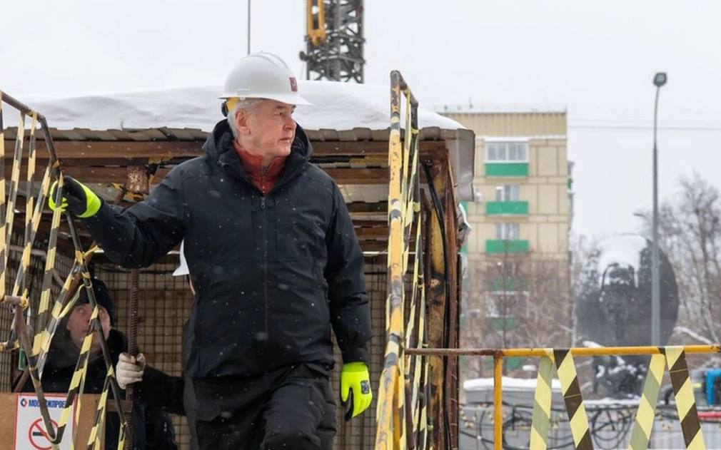 Собянин сообщил о старте строительства станции метро Луганская в Москве Станция расположится на участке Курьяново Бирюлево который планируется ввести в эксплуатацию в 2029 году Сейчас возводят ограждающие конструкции котлована длиной 552 м На время работ изменят движение по Кавказскому бульвару сообщил мэр Москвы Сергей Собянин Луганская разгрузит Кантемировскую и Царицыно и улучшит транспорт для 45 тыс жителей и 14 тыс работающих в районе город Фото Владимир Новиков пресс служба мэра и правительства Москвы Читать РБК Недвижимость в Telegram VK