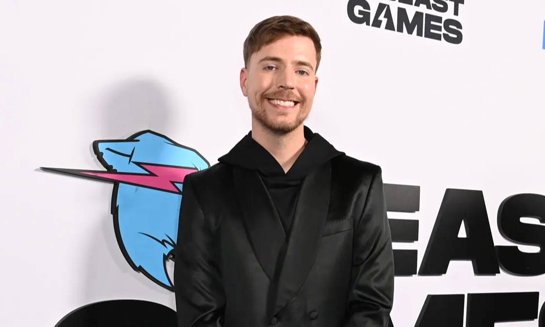 MrBeast готовится к запуску собственной финтех компании Блогер Джимми Дональдсон известный как MrBeast подал заявку на регистрацию товарного знака MrBeast Financial сообщает Business Insider В заявке указаны планы по созданию мобильного приложения и онлайн сервисов для предоставления финансовых и банковских услуг По данным издания проект могут реализовать с уже существующей финтех компанией чтобы не создавать свою инфраструктуру Ранее уже ходили слухи что MrBeast планирует выйти на рынок финансовых услуг в том числе студенческих кредитов и страхования settersmedia news