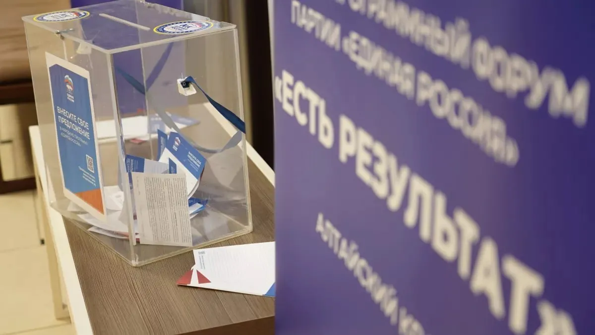 ТОЛК новости Барнаула Алтайского края и Республики Алтай Наталья Кувшинова возглавила подготовку новой народной программы ЕР в Алтайском крае Группа сформирована по итогам партийного форума Алтайский край Есть результат который прошёл в Барнауле 29 апреля В рабочую группу вошли 16 экспертов из различных отраслей Накануне партийного форума в городах и селах края организовали дискуссионные площадки на которых единороссы обсудили с местными жителями предложения в новую народную программу Так аграрии предлагают не ограничиваться развитием сельхозпроизводства логистики и экспорта а активнее работать над сельской инфраструктурой Бийчане предлагают строить жильё и давать льготную ипотеку сотрудникам предприятий ОПК ввести отсрочку от призыва в армию для сотрудников оборонных предприятий разработать программу комплексного развития подробнее на канале ТОЛК новости Барнаула Алтайского края и Республики Алтай
