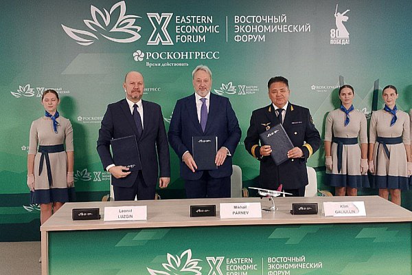 ГТЛК профинансирует поставку 50 самолетов Байкал для альянса Аэрохимфлот В рамках Восточного экономического форума во Владивостоке ГТЛК группа ВЭБ РФ заключила договоры поставки и финансовой аренды лизинга на 50 новых легкомоторных самолетов Байкал Об этом сообщает AVIA RU Поставщиком воздушных судов выступит Уральский завод гражданской авиации УЗГА Все самолеты будут переданы в лизинг на льготных условиях авиакомпаниям входящим в состав альянса независимых эксплуатантов Аэрохимфлот в 2027 2031 гг Для финансирования сделки планируется привлечь средства Фонда национального благосостояния aviaru net n287268
