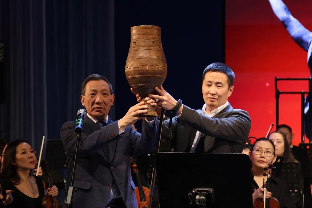 От Года защитника Родины к Году культуры Петр Шамаев передал эстафету Афанасию Ноеву В Якутии состоялась символическая передача эстафеты от завершившегося Года защитника Родины новому 2026 году который объявлен в республике Годом культуры Министр по делам молодежи и социальным коммуникациям республики Петр Шамаев передал традиционный якутский сосуд чороон министру культуры Афанасию Ноеву символизируя преемственность главных тем года Подводя итоги Петр Шамаев отметил возросший интерес молодежи к истории и выразил уверенность что работа по патриотическому воспитанию будет продолжена Фото Саха академического театра имени Ойунского yk24 ru в MAX Telegram ВК VK Видео