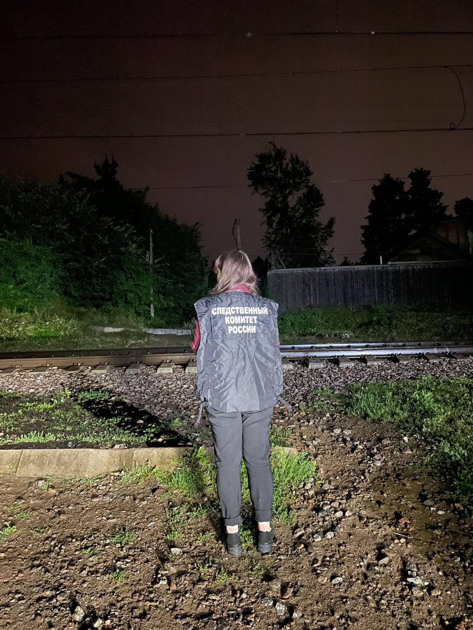 ‼ Возбуждено уголовное дело по факту железнодорожного травмирования подростка в Ленинградской области Ленинградским следственным отделом на транспорте Западного межрегионального следственного управления на транспорте Следственного комитета Российской Федерации по факту не смертельного железнодорожного травмирования мальчика 2013 г.р. возбуждено уголовное дело по признакам преступления, предусмотренного ч.1 ст.263 УК РФ нарушение правил движения и эксплуатации железнодорожного транспорта Вечером 19.06.2025 в районе железнодорожной станции Лаврики Всеволожского района Ленинградской области машинист электропоезда заметил несовершеннолетнего на рельсах с повреждением ноги. Он доставил мальчика на станцию для дальнейшей госпитализации в медицинское учреждение. Обстоятельства произошедшего устанавливаются. Следователями проведен осмотр места происшествия, выполняется комплекс следственных действий, направленных на установление всех условий и причин произошедшего. Западное межрегиональное следственное управление на транспорте Следственного комитета Российской Федерации призывает граждан быть внимательными на объектах железнодорожного транспорта, не подвергать опасности свою жизнь!
