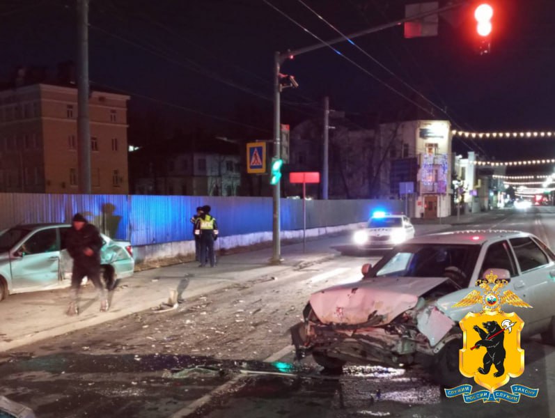 После ДТП на ул Республиканской в результате которого погибла девушка пассажир возбуждено уголовное дело В результате рассмотрения материалов собранных правоохранителями после ДТП произошедшего ночью 13 декабря следственным отделом ОМВД России по Кировскому городскому району возбуждено уголовное дело по ч 3 ст 264 УК РФ Нарушение водителем правил дорожного движения повлекшее по неосторожности смерть человека По имеющимся данным мужчина 2000 г р управляя автомобилем Лада Приора на перекрестке проспекта Октября и улицы Республиканской совершил столкновение с автомобилем Лада Гранта под управлением мужчины 1977 г р В результате ДТП пассажир Лады Гранты девушка 2004 г р от полученных травм скончалась на месте до приезда бригады скорой медицинской помощи Гражданин 2000 г р задержан в порядке ст 91 УПК РФ решается вопрос об избрании ему меры пресечения Подписаться на нас в МАХ Полиция ЯрославскаяОбласть ПолицияЯрославль МВДРФ mvd76 ДТП УголовноеДело