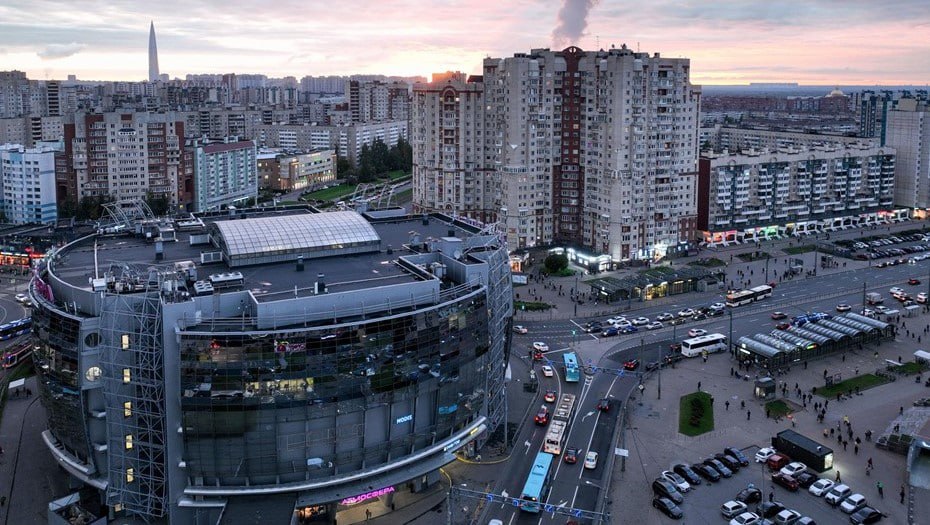 "Что-то бумкнуло". Два района на севере Петербурга обесточены с раннего утра  На отключения пожаловались жители Приморского и Выборгского районов. Они утверждают, что перед отключением услышали громкий звук непонятного происхождения. "У нас в Приморском районе что-то "бумкнуло", мигнул свет. А потом от Шуваловского проспекта до "Леруа" — без света", — рассказали "Деловому Петербургу" очевидцы.  Причины неполадок выясняются. Жители ЖК "Юбилейный квартал" сообщают, что автоответчик управляющей компании девелопера "Эталон" говорит об аварии. Ведутся работы по устранению последствий. Некоторые жалуются на отсутствие горячей воды и отопления.  Автор фото: Тихонов Михаил