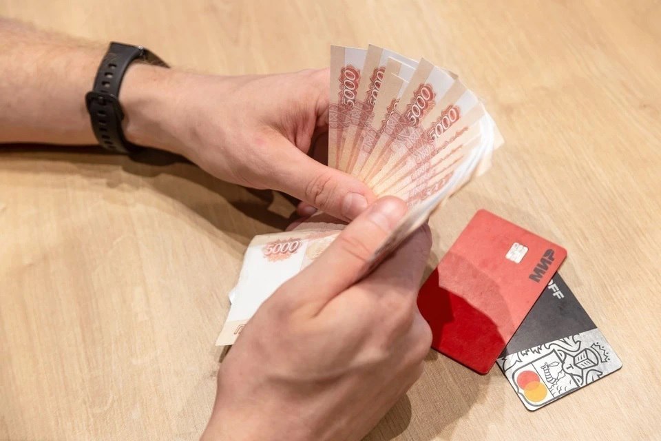 Россиянам напомнили о новой надбавке при расчете отпускных Отпускные в России сейчас рассчитываются по обновленным правилам Они отличаются от действовавших в 2025 году С осени при расчете учитываются все виды денежных поощрений сообщила член комитета Госдумы по труду социальной политике и делам ветеранов Екатерина Стенякина Она напомнила что базой для расчета отпускных по прежнему служит средний заработок сотрудника за последние 12 календарных месяцев В пункте 2 нового положения указано что следует учитывать все виды выплат предусмотренных системой оплаты труда в том числе денежные поощрения которые не упоминались в прошлом документе уточнила депутат Стенякина добавила что новые правила утвержденные с 1 сентября 2025 года пришли на смену устаревшему порядку который применялся с 2007 года Подписаться на truekpru Читать нас в MAX