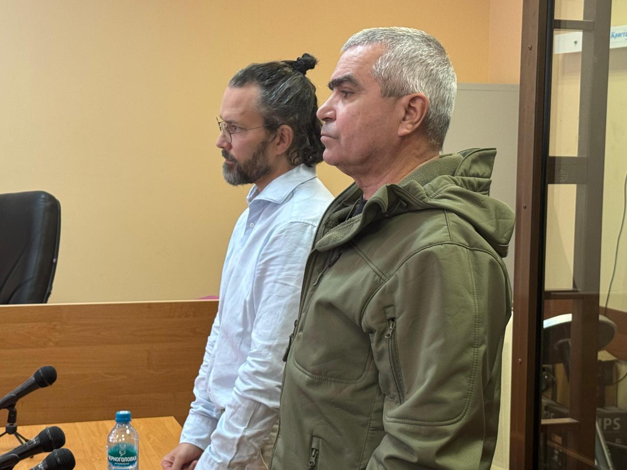Суд приговорил бывшего главу парка «Патриот» Вячеслава Ахмедова к 5 годам лишения свободы по делу о хищениях, передает корреспондент РБК.  Согласно решению суда, Ахмедов должен выплатить штраф в размере 300 тыс. руб. Его лишили государственных наград и права занимать руководящие должности в течение двух лет. В срок заключения зачтут время, проведенное под стражей  из расчета 1,5 дня за 1 день  и под домашним арестом  2 дня за 1 день .  Также суд обязал осужденного возместить ущерб в размере 18 млн 717 тыс. руб. — Министерству обороны и 7 млн 180 тыс. руб. — парку «Патриот».  Фото: РБК    Следить за новостями РБК в Telegram