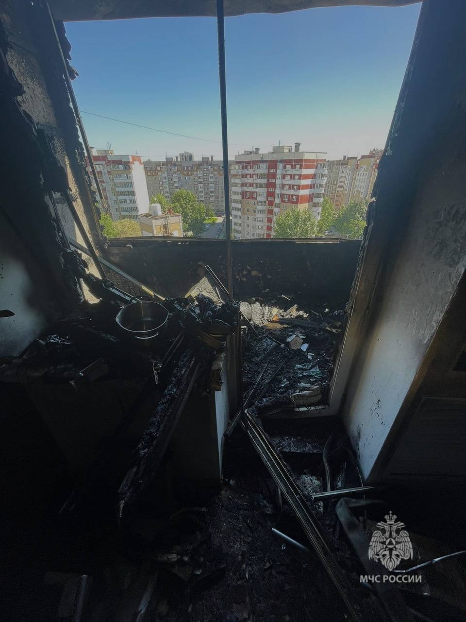 Появились фото и подробности пожара на Абсалямова в Казани Из горящей квартиры на Абсалямова пожарные спасли породистого питбультерьера. Собака не пострадала. Подпишитесь: