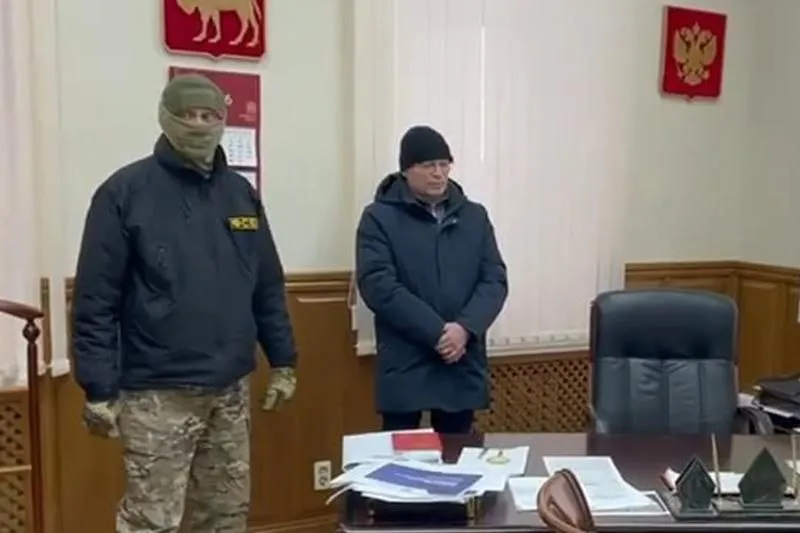ЕАН Челябинск Бывший челябинский вице губернатор Андрей Фалейчик остался в СИЗО Областной суд утвердил заключение под стражу для Фалейчика в качестве меры пресечения Об этом ЕАН сообщил источник знакомый с ходом дела чиновника Напомним что экс вице губернатор был задержан сотрудниками УФСБ России по Челябинской области в феврале Ему вменяют получение взятки в размере 1 88 млн рублей в период с 2021 по 2023 год Будучи мэром Копейска он взял эти деньги от директора коммерческой организации за заключение договора долгосрочной аренды имущественного комплекса детского оздоровительного лагеря Юность При этом посредниками выступали бывшие замглавы города Игорь Фролов и Алексей Шадрин Подписаться на ЕАН Челябинск в подробнее на канале ЕАН Челябинск