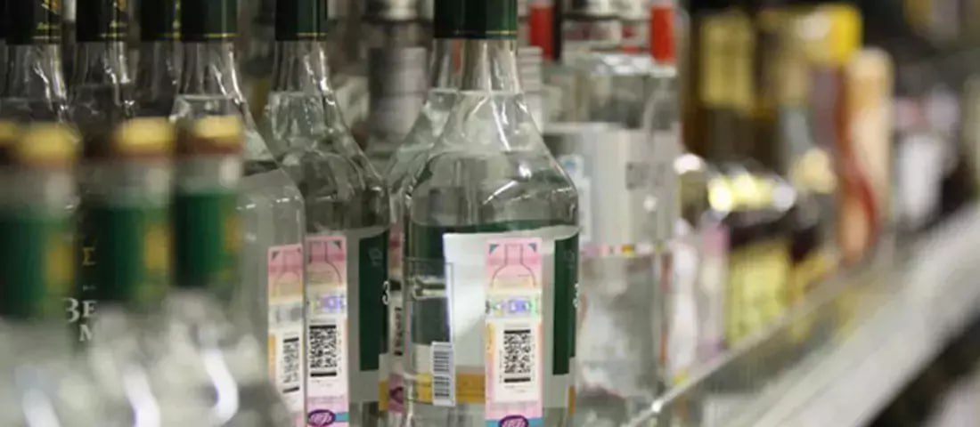 В Чепецке нашёлся человек, который не просто отказался присоединиться к празднику всех активных и спортивных, но и пошёл на нарушение закона. Около десяти утра сработала тревожная кнопка в магазине на проспекте Мира. На вызов прибыл экипаж «Росгвардии» и обнаружил в торговом зале 54-летнего горожанина, который, по словам охранника, пытался вынести алкоголь и ещё пару товаров на сумму примерно 700 рублей.  Проверка документов показала: это не первая его встреча с законом. В биографии мужчины уже есть эпизоды мелкого хищения и краж. А это означает, что для него этот случай может закончиться уголовной ответственностью.