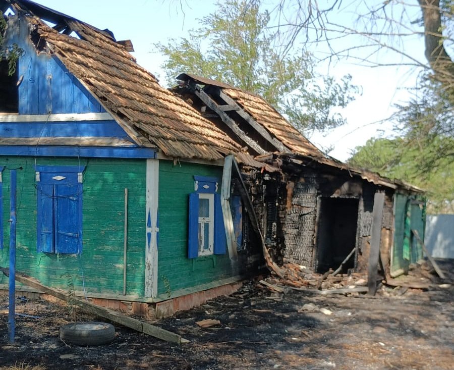 В борьбе с огнем Более 150 бойцов казачьих пожарных команд, казачьих дружинников пеших дружин, волонтеров - членов казачьих обществ Всевеликого войска Донского приняли участие в борьбе с огненной стихией. Наиболее крупный пожар в эти дни разгорелся в Мартыновском лесничестве Ростовской области. Сотрудники экстренных служб и их добровольные помощники локализовали возгорание, которое охватило площадь 67,5 гектара. При этом площадь низового пожара составила 51,5 гектара, а верхового — 16 гектаров. В Белой Калитве в битву с огнем вступили 20 казаков. Более 10 казаков вышли на помощь пожарным в Каменском и Октябрьском районах. А в с. Летник Песчанокопского района казаки-дружинники помогали тушить жилой дом, загоревшийся из-за приблизившегося ландшафтного пожара.