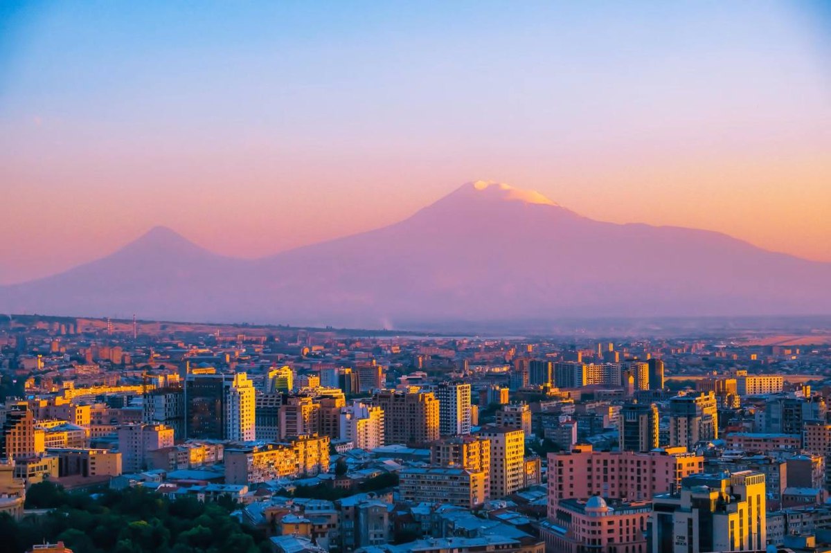 Парламент Армении одобрил поправки которые усложнят получение ВНЖ и ПМЖ для иностранцев В стране введут ежегодные квоты на выдачу ВНЖ и ПМЖ новые заявители будут получать автоматические отказы при их превышении Правила вступят в силу с 1 ноября 2026 года vc ru migration 2704331