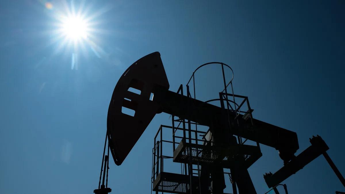 На Ямале открыли крупнейшее за 30 лет нефтяное месторождение на 55 млн тонн Месторождение расположено в арктической зоне Ямальского района При бурении на глубине 2 7 км получены притоки малосернистой и низковязкой нефти а также газа и конденсата Поисковые работы длились три года и включали сейсморазведку и создание цифровых моделей пласта Управление бурением велось дистанционно из Тюмени на расстоянии более 1 300 км Новое месторождение входит в состав крупного нефтегазового кластера юга Ямала Впереди дополнительная разведка которая уточнит структуру залежей и добычный потенциал после чего будет сформирована программа освоения