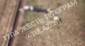 В Новомосковске мужчина поленился обойти грузовой поезд и лишился головы Утром 1 октября в Новомосковске на железнодорожных путях было обнаружено тело 40 летнего мужчины с отсечённой головой Как сообщили Myslo в полиции житель Узловского района накануне вечером был доставлен в больницу с алкогольной интоксикацией Утром мужчина сбежал из медучреждения и отправился домой Чтобы не обходить стоящий на путях длинный грузовой состав он решил сократить путь и пролезть под вагоном Когда потерпевший находился внизу состав начал движение что и стало причиной трагедии Подписаться на канал Написать нам Мы в MAX