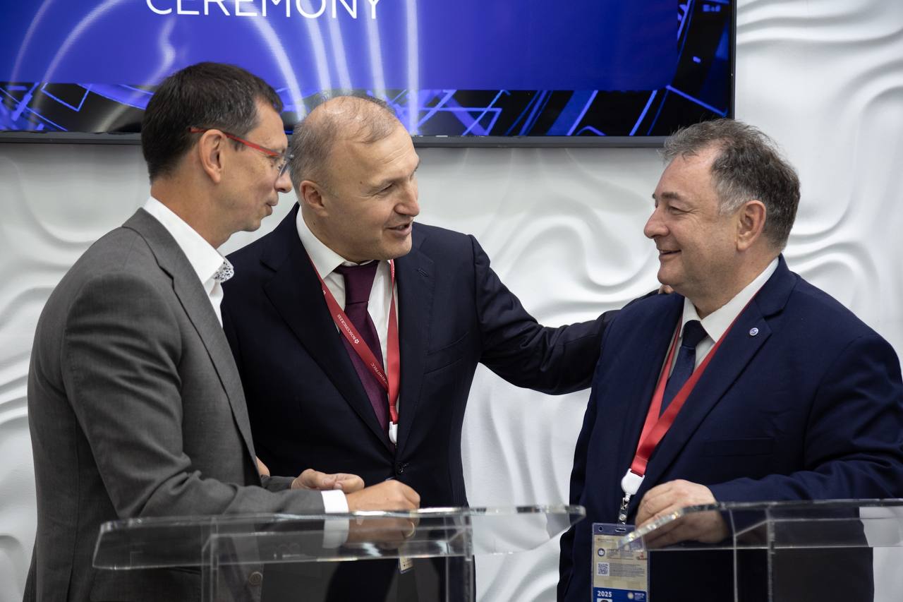 Сегодня на полях ПМЭФ-2025 провел переговоры с ректором НИУ «Высшая школа экономики» Никитой Анисимовым и ректором Адыгейского госуниверситета Даудом Мамием. Мы подписали трёхстороннее соглашение о сотрудничестве в образовательной и научно-исследовательской деятельности, в создании условий для развития кадрового потенциала республики с учетом актуальных потребностей экономики региона. В республике ведём последовательную работу в этом направлении. Многое сделано в рамках реализации инициатив, предложенных Президентом в области образования. Созданы и успешно действуют Республиканская естественно-математическая школа, региональный центр выявления и поддержки одаренных детей «Полярис-Адыгея», технопарк «Кванториум», Центр цифрового образования детей «IT-куб», сеть центров образования «Точка роста». Видим результаты совместных научно-образовательных проектов, в том числе и с Высшей школой экономики. Важно, чтобы эта работа продолжалась. Мы заинтересованы в дальнейшем совершенствовании этой деятельности, в том числе при реализации Стратегии развития Адыгеи. В этой работе большое значение имеет взаимодействие с Высшей школой экономики, нашими ведущими вузами – Адыгейским госуниверситетом и Майкопским государственным технологическим университетом. Опора на такое сотрудничество позволит нам более эффективно достигать намеченные цели в ключевых проектах и программах, находить оптимальные варианты решения сложных задач с учетом перспектив развития Адыгеи, в том числе в рамках создания индустриального парка и масштабного экокурорта «Лагонаки».
