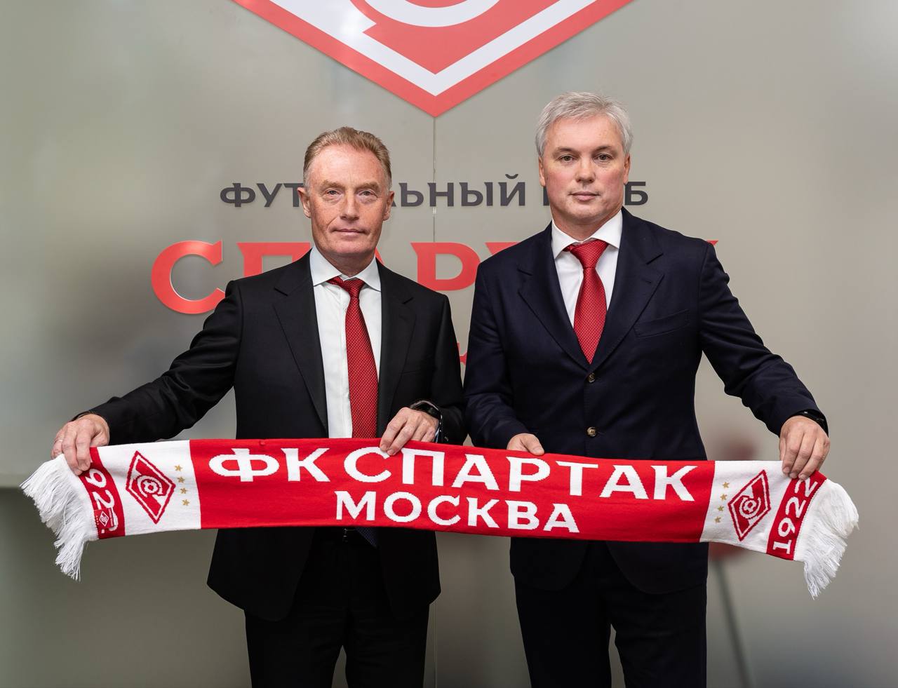 Ещё один бывший армеец в руководстве Спартака Новым заместителем гендиректора стал Андрей Мовсесьян 12 лет работавший спортивным директором ЦСКА Ранее пост гендиректора занял Сергей Некрасов которого замечали на трибунах в красно синем шарфе
