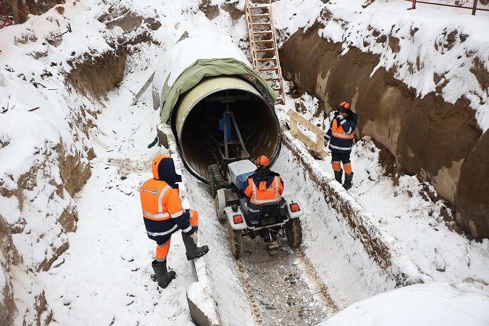 Мэр Новосибирска Максим Кудрявцев побывал на находящемся в процессе реконструкции Загородном коллекторе Горводоканала Важнейший элемент городской системы водоотведения поэтапно ремонтируют с 2020 года Как сообщили в городской администрации сейчас идет реконструкция второй из самотечных линий коллектора Работы стартовали в 2025 м к настоящему моменту успели отремонтировать 1341 метр трубопровода Реконструкцию ведут только в зимний период когда в коллектор попадает минимум сточных вод В ходе работ внутри имеющихся железобетонных труб укладывают новые стеклокомпозитные чуть меньшего диаметра а промежуток между ними заливается бетоном Следующей зимой в Горводоканале планируют отремонтировать еще более полукилометра коллектора общий объем выполненных ремонтных работ уже перевалил за 75 Закончить реконструкцию рассчитывают в 2028 году Подробнее по ссылке