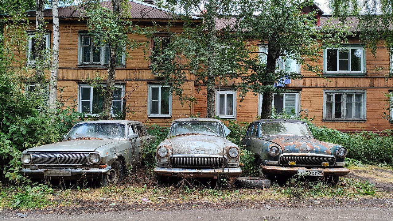 Волк опровергла слухи о запрете на покупку праворульных авто МВД России прояснило расползшуюся по СМИ и соцсетям информацию о планируемом запрете автомобилей с правым рулем в стране. Официальный представитель Министерства внутренних дел РФ Ирина Волк сообщила сегодня в своём телеграм-канале: В связи с появлением в массмедиа информации о якобы планируемом в проекте Стратегии повышения безопасности дорожного движения в Российской Федерации на период до 2030 года и на перспективу до 2036 года запрете на покупку-продажу и эксплуатацию транспортных средств с правым расположением руля считаю необходимым сообщить, что данные сведения не соответствуют действительности. Акцент планируется сделать на проведении соответствующей просветительской работы с водителями автомобилей данной категории, а также на механизмах взаимной адаптации транспортных средств и дорожной инфраструктуры с учетом особенностей установленного порядка дорожного движения.