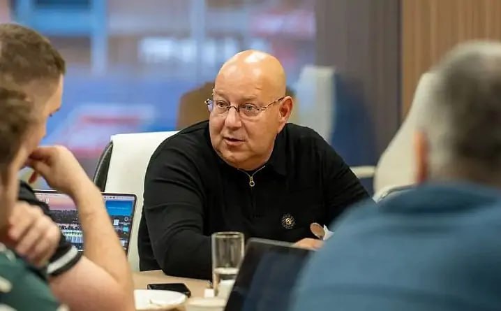 Арташес Арутюнянц останется президентом футбольного клуба «Ростов». Он снова опроверг слухи о смене руководства и заявил, что клуб продолжает работать в партнёрстве с донскими властями. С тренерским штабом тоже всё стабильно — Джонатон Альба остаётся у руля. А вот в управлении есть перестановки: новым гендиректором стал Игорь Гончаров, ранее руководивший ФК «Чайка». Он сменил Вадима Рыбакова. Несмотря на заявления о «непланируемых» перестановках в составе, команда уже потеряла капитана — Николай Комличенко ушёл в «Локомотив». На выходе, по слухам, и защитник Максим Осипенко. По информации городской прессы, «Ростов» готовит усиление состава в летнее трансферное окно. В клубе рассчитывают привлечь новых игроков, в том числе иностранцев. Подписаться Связь с редакцией