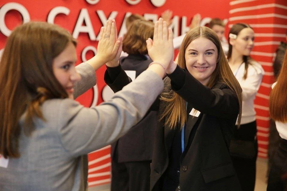 В Сахалинской области выберут ученика года  На Сахалине стартовал региональный этап Всероссийского конкурса «Ученик года – 2024». Десятки талантливых школьников, победители отборочного этапа, приехали в областной центр, чтобы доказать свое превосходство в семи номинациях: от «Председателя совета обучающихся года» до «Спортсмена года».  Конкурс, проводимый в рамках национального проекта «Образование», превратился в яркое событие для школьников. В этом году он впервые проходит в очном формате, что позволяет участникам проявить себя в командных играх, профориентационных мастер-классах, дебатах и презентациях своих планов развития.  За участие в каждом из мероприятий очного этапа конкурса «Ученик года» ребятам начислят баллы эксперты. Имя победителя назовут в субботу, 19 октября.  Подробнее читайте здесь.