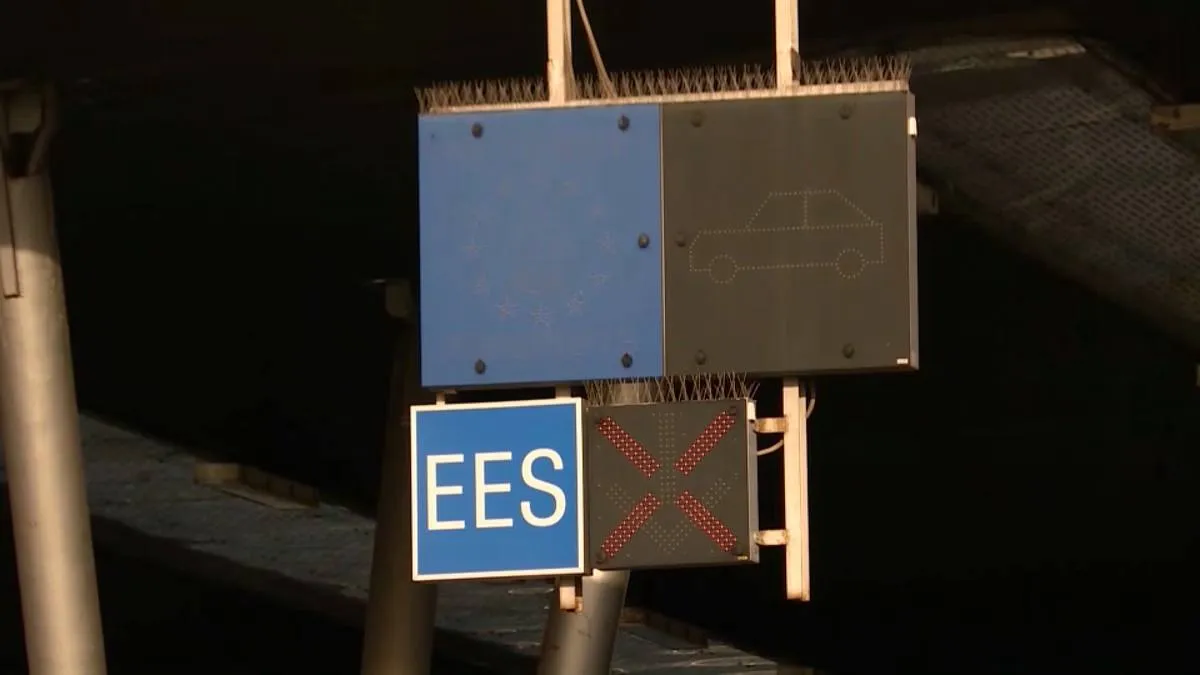 Сегодня система EES заработает на всех пунктах въезда в Шенген Система Entry Exit System EES переходит в полноценный круглосуточный режим на всех пограничных переходах в страны Шенгена аэропортах автомобильных пунктах пропуска на автобусных и железнодорожных маршрутах EES заменяет штампы в паспорте При каждом пересечении границы система фиксирует фотографию отпечатки пальцев и данные из документа Это касается всех включая иностранцев с ВНЖ в Сербии Правило 90 дней в 180 теперь отслеживается автоматически В часы пиковой нагрузки страны ЕС могут временно откатить систему и перейти к обычной проверке паспортов Источник