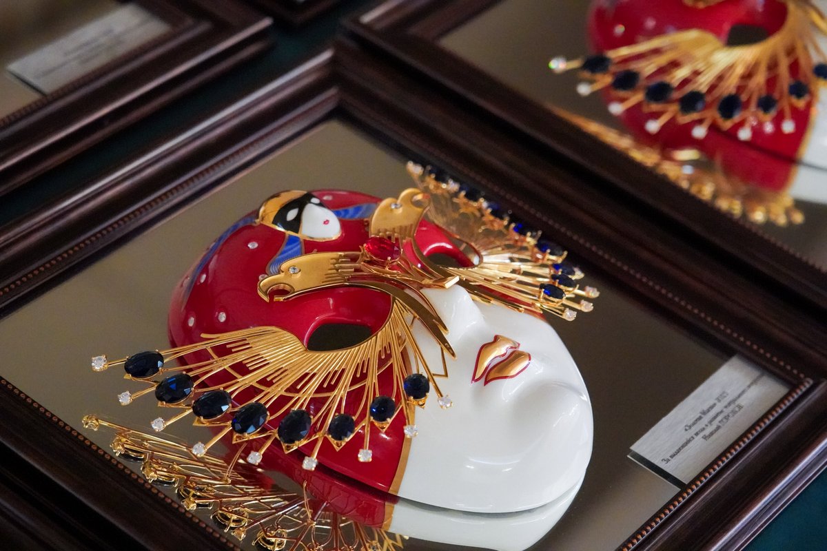 Сергей Собянин получит Золотую маску за поддержку театрального искусства в России Такой же спецпремией отметят главу Татарстана Рустама Минниханова и французскую актрису Фанни Ардан Еще 11 Золотых масок за вклад в развитие театрального искусства присудили артистам режиссерам и педагогам Церемония вручения спецпремий пройдет 27 марта во Всемирный день театра Больше новостей в Daily News